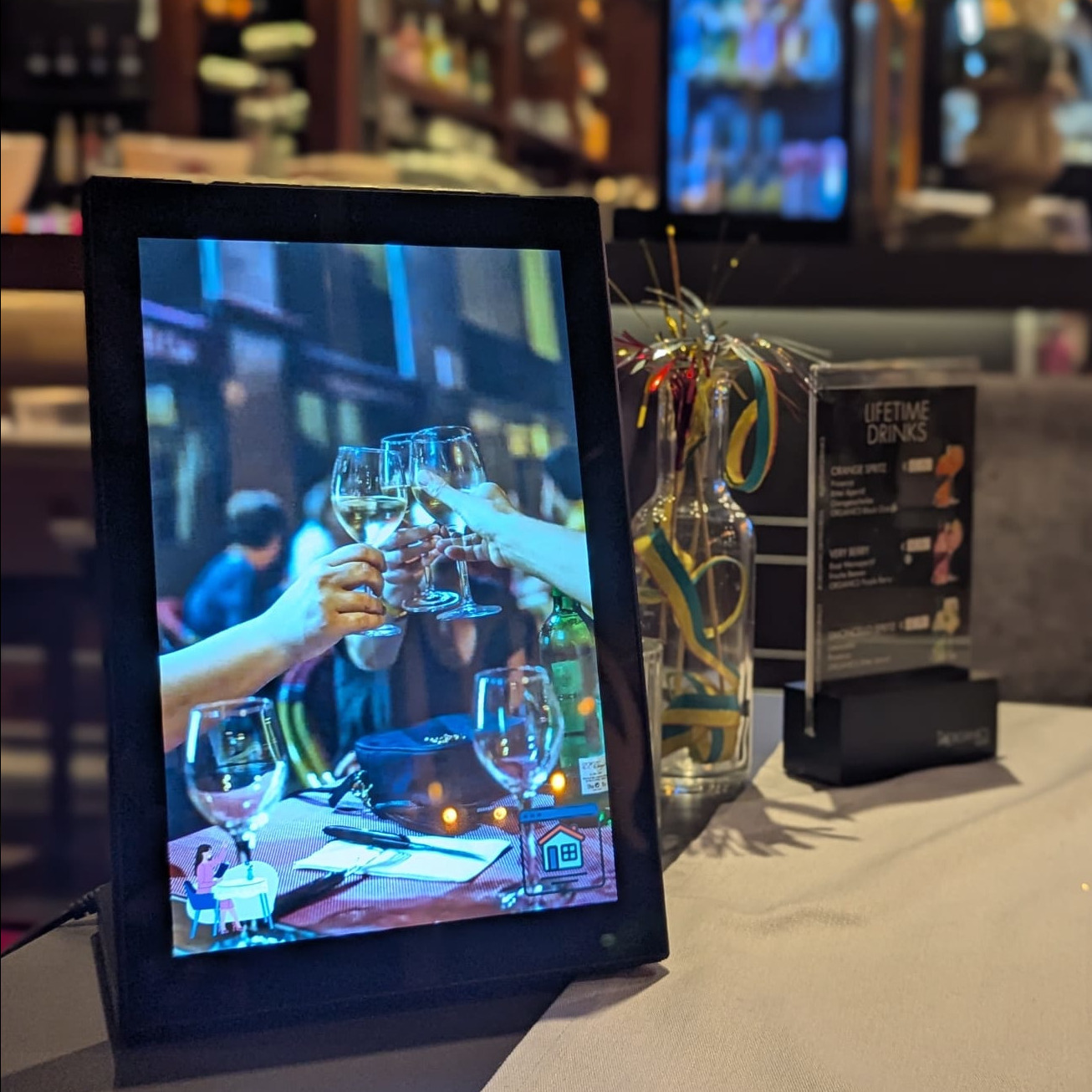 BlickFänger-Display hinter einer Bar als digitale Speisekarte