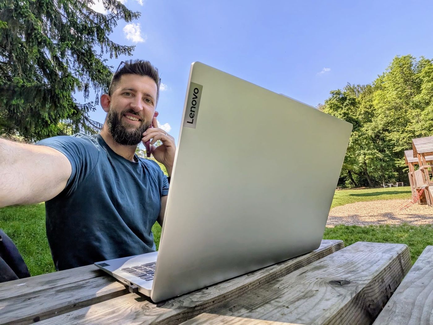 Matthias Gattringer, Gründer von BlickFänger, arbeitet mit Laptop und Telefon im Freien